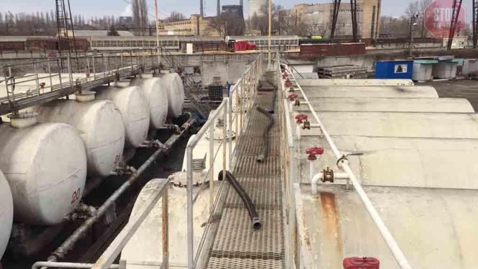 У Києві правоохоронці затримали зловмисників, які займались незаконним виготовленням пального