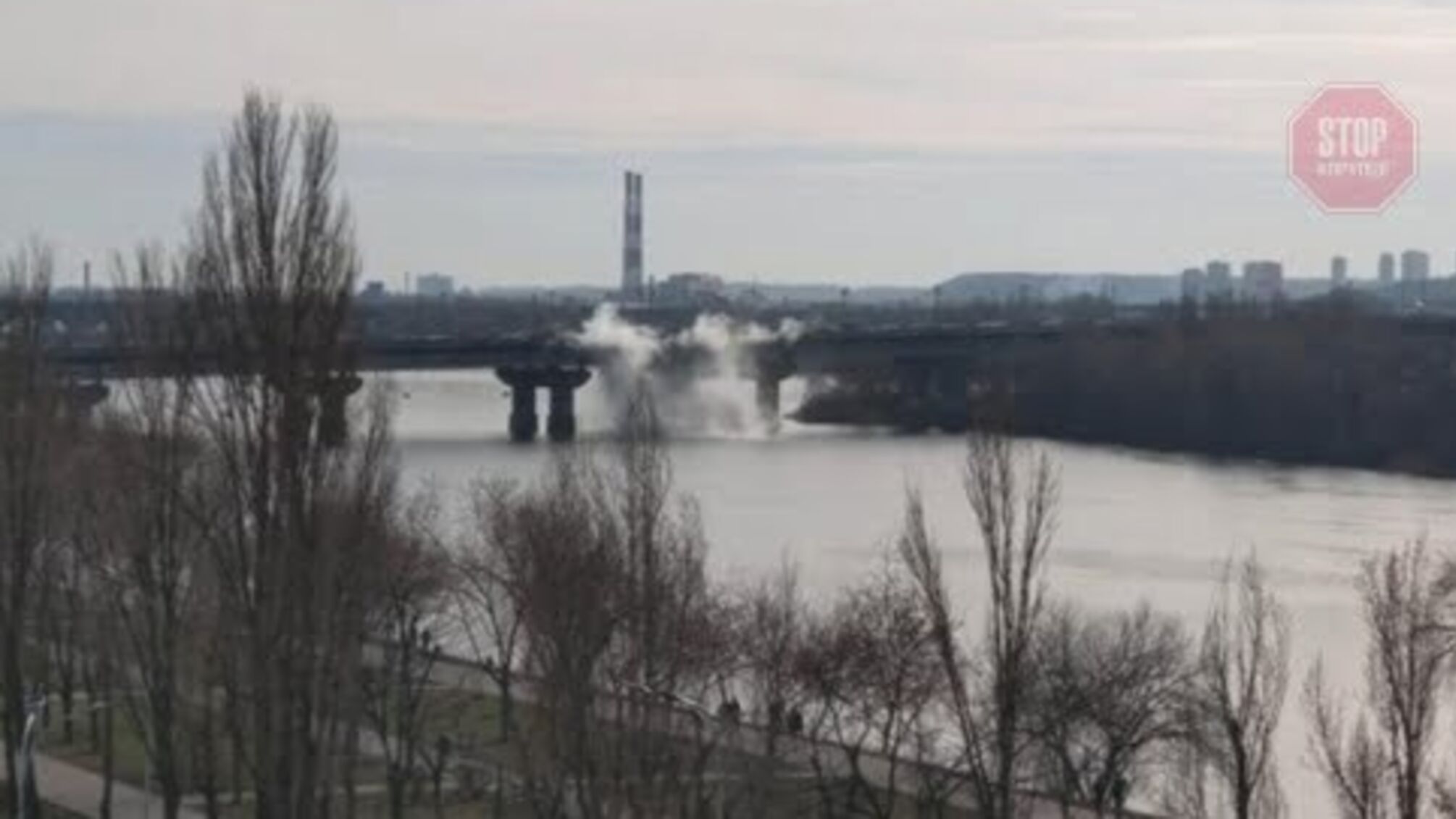 У столиці на мосту Патона прорвало трубу (відео)