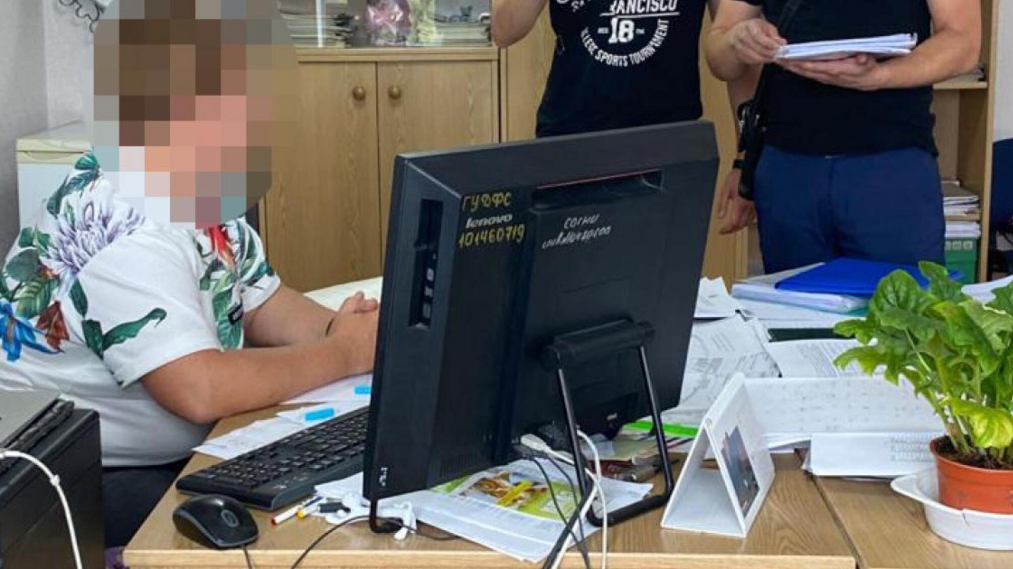 Систематичні хабарі від підприємців — ДБР затримало керівницю одного з управлінь ГУ ДПС в Донецькій області