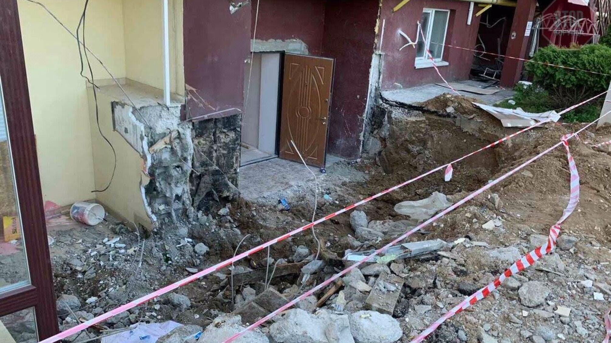 Кияни поскаржились на незаконне будівництво клініки, яке руйнує житловий будинок на Софіївській Борщагівці (відео)