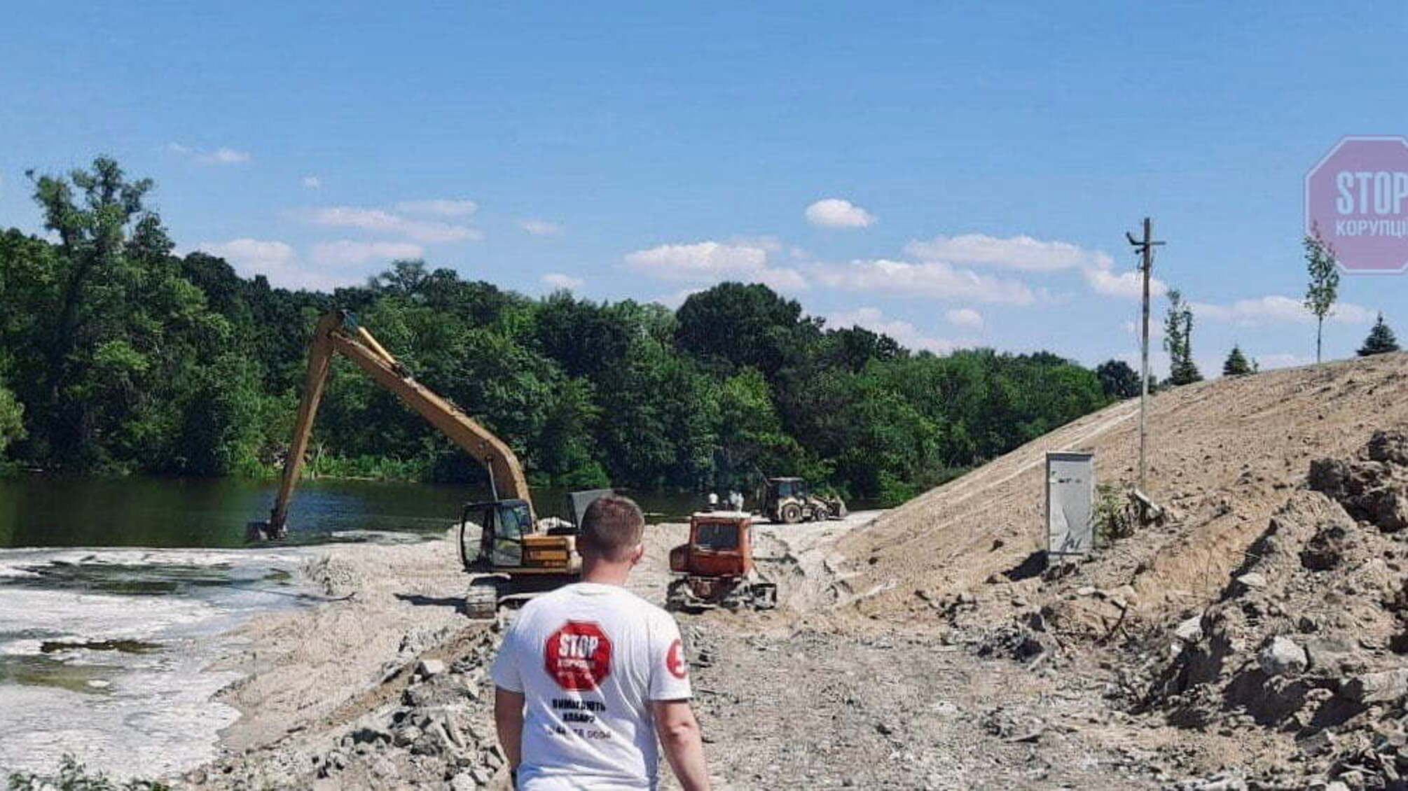 Дім за пів мільйона, будматеріали — задарма: у Києві для потреб елітного котеджного містечка крадуть пісок