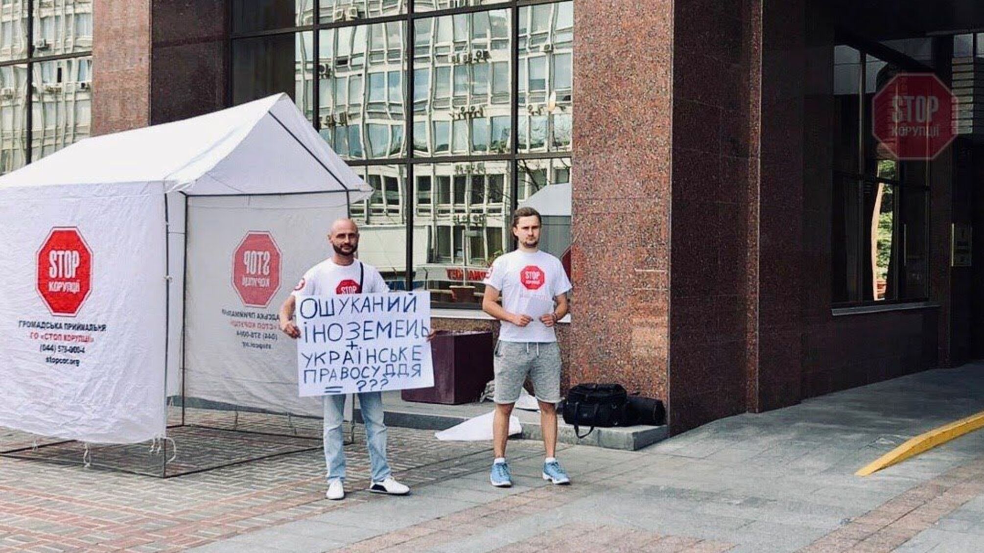 Українка з Конотопа, яка раніше обікрала громадянина Франції, не з’явилася до суду (фото)