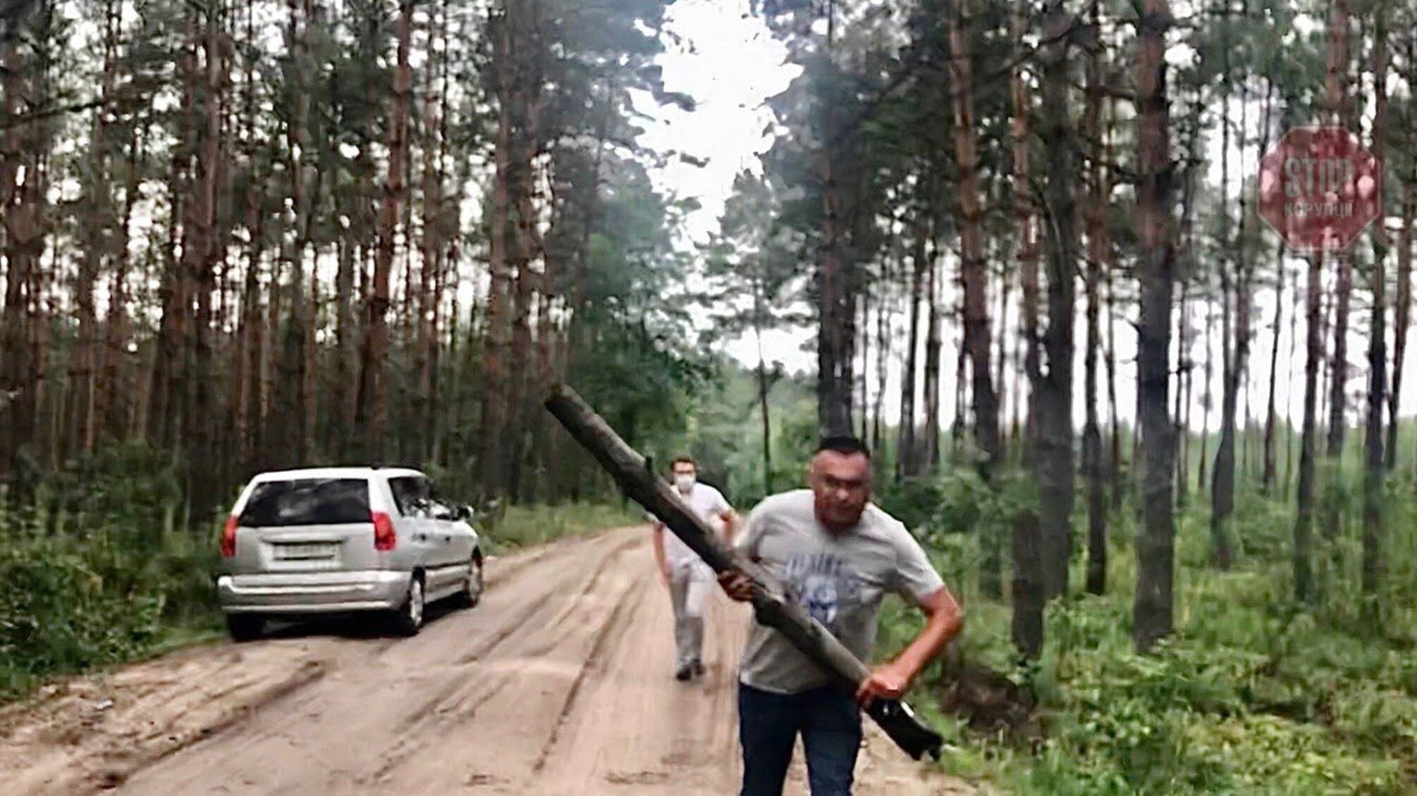 На Київщині чоловік ганявся з гілкою за журналістами, які зафіксували нелегальне вивезення піску (відео)