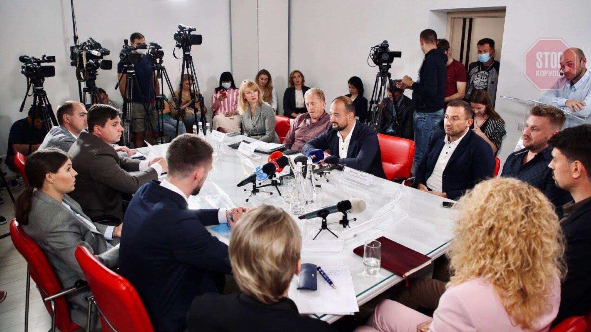 Представники великого бізнесу звернулись до президента Зеленського з проханням зупинити рейдерів та вимагачів