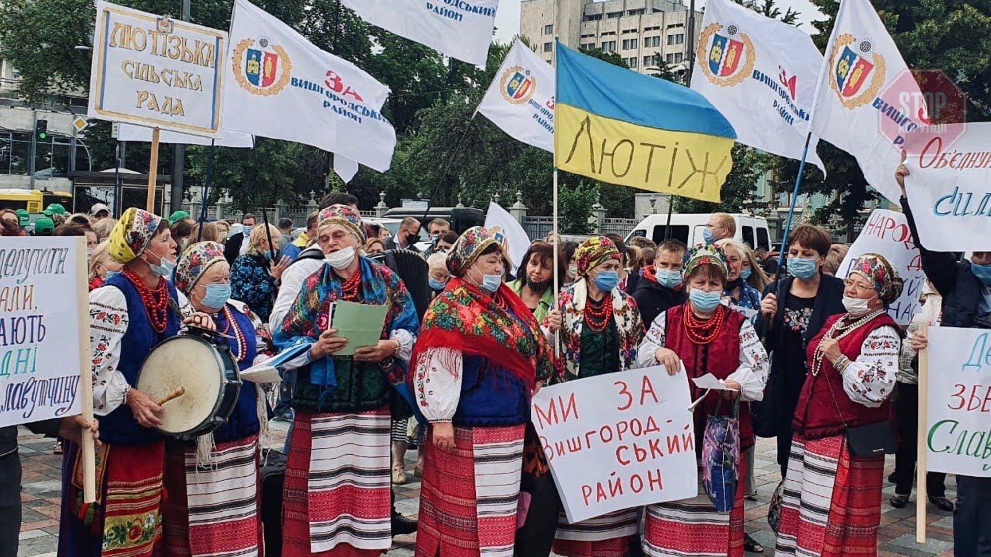 Люди з усієї України зібрались під ВРУ – вимагають збереження районів (фото)