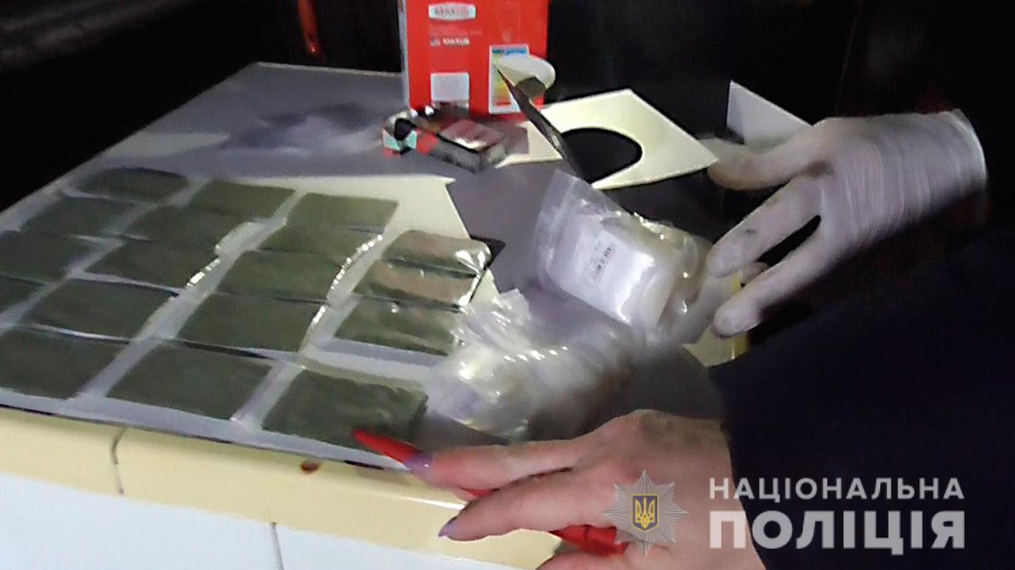 Наркоділкам з Кременчука детективи поліції Полтавщини інкримінують створення злочинної організації, використання кримінальних коштів і зброї