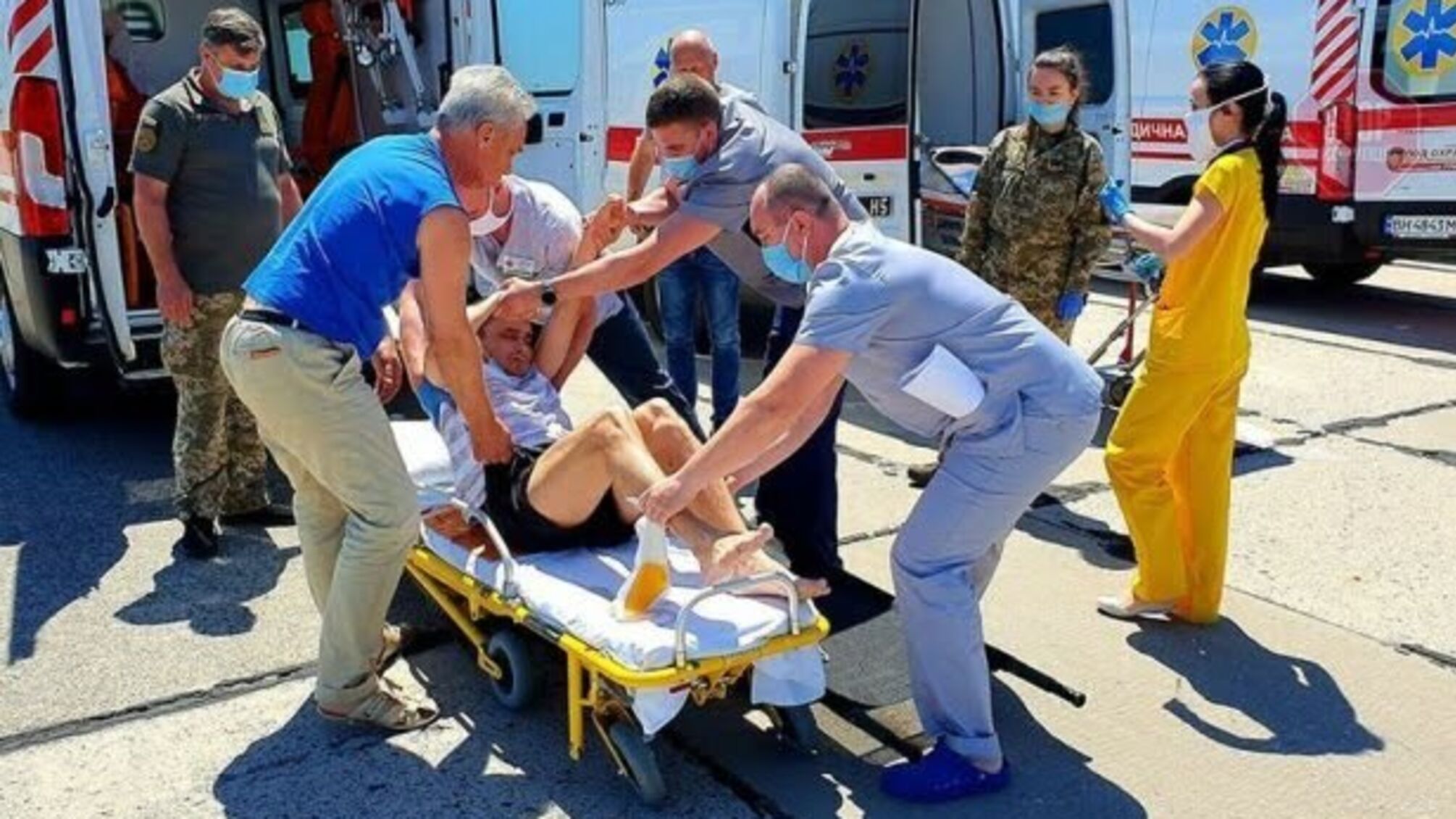В Одесу спецлітаком привезли десяток важко хворих військовиків (фото)