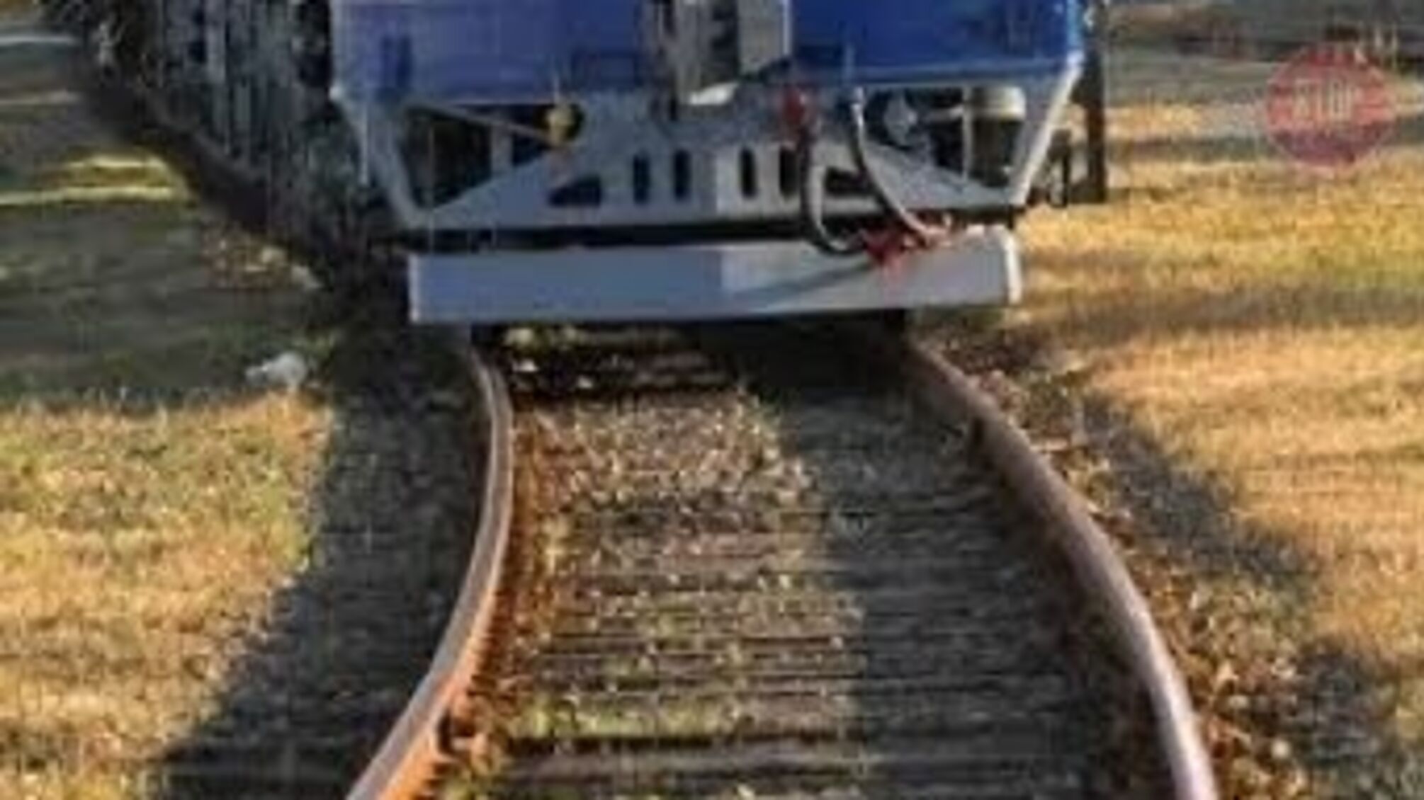 На Одещині жінка ледь не кинулась під потяг (відео)