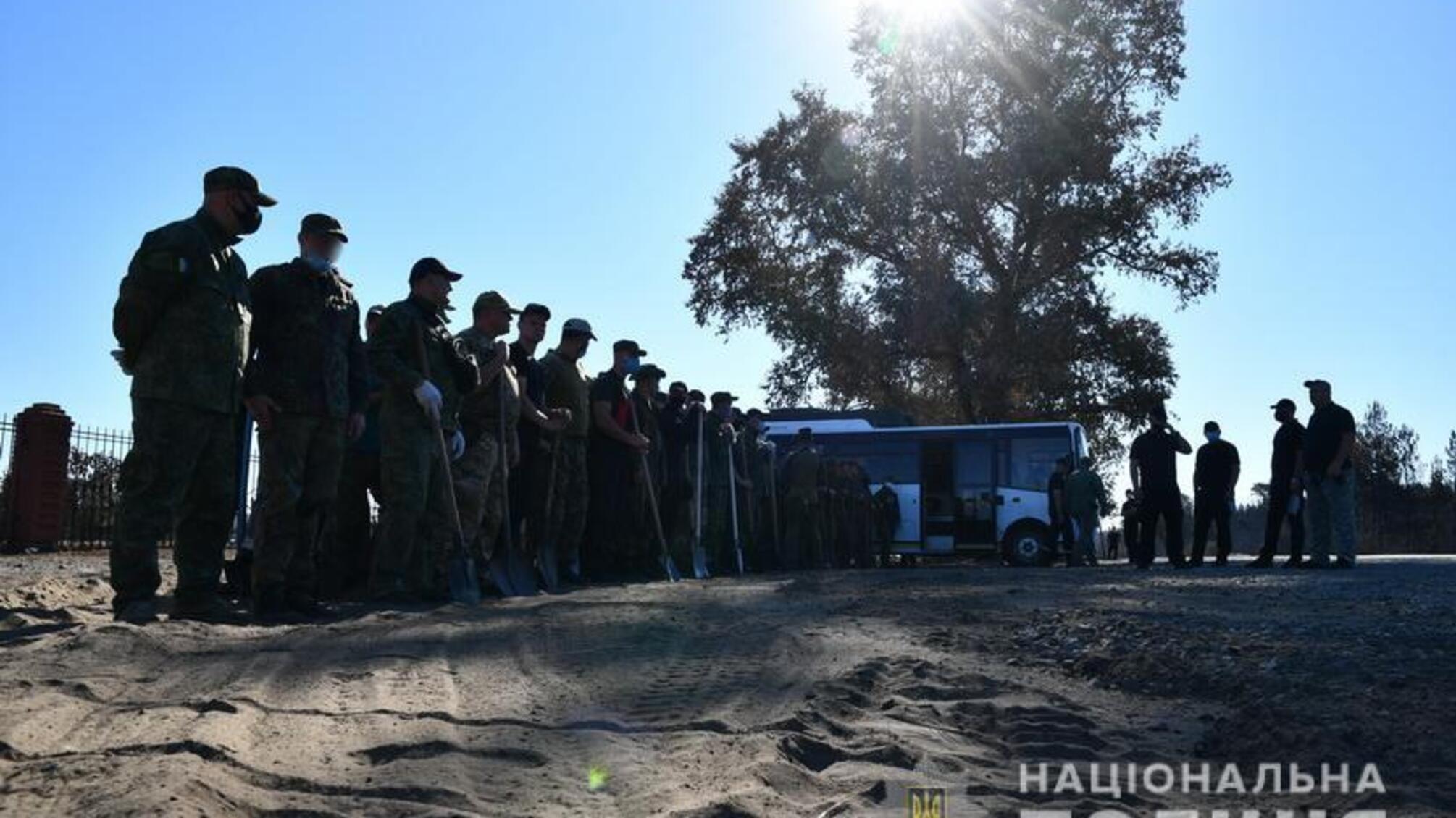 Правоохоронці долучились до ліквідації наслідків пожежі у с. Смолянинове Новоайдарського району