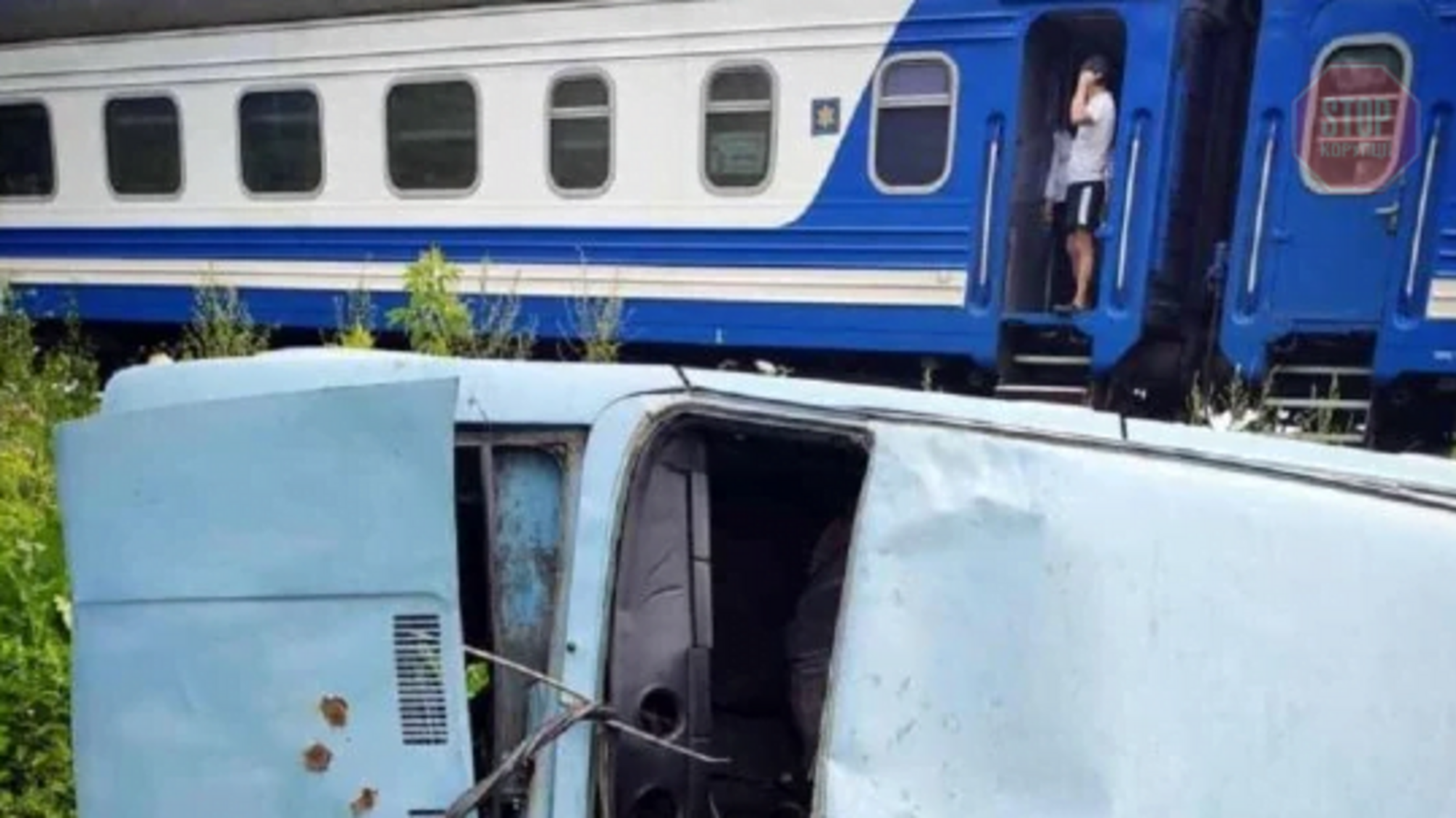 На Прикарпатті потяг збив автівку (фото)