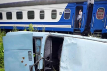 На Прикарпатті потяг збив автівку (фото)