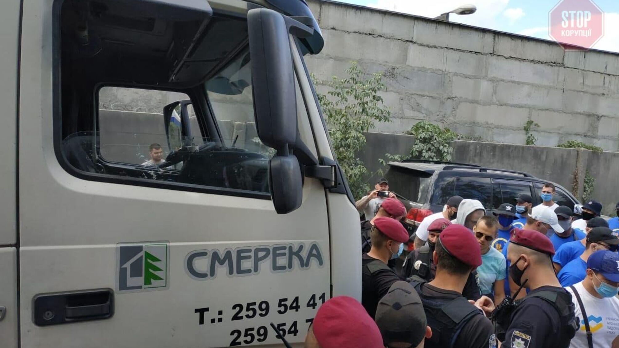 У Києві вантажівки, які везуть пісок на завод «Ковальської», давлять людей