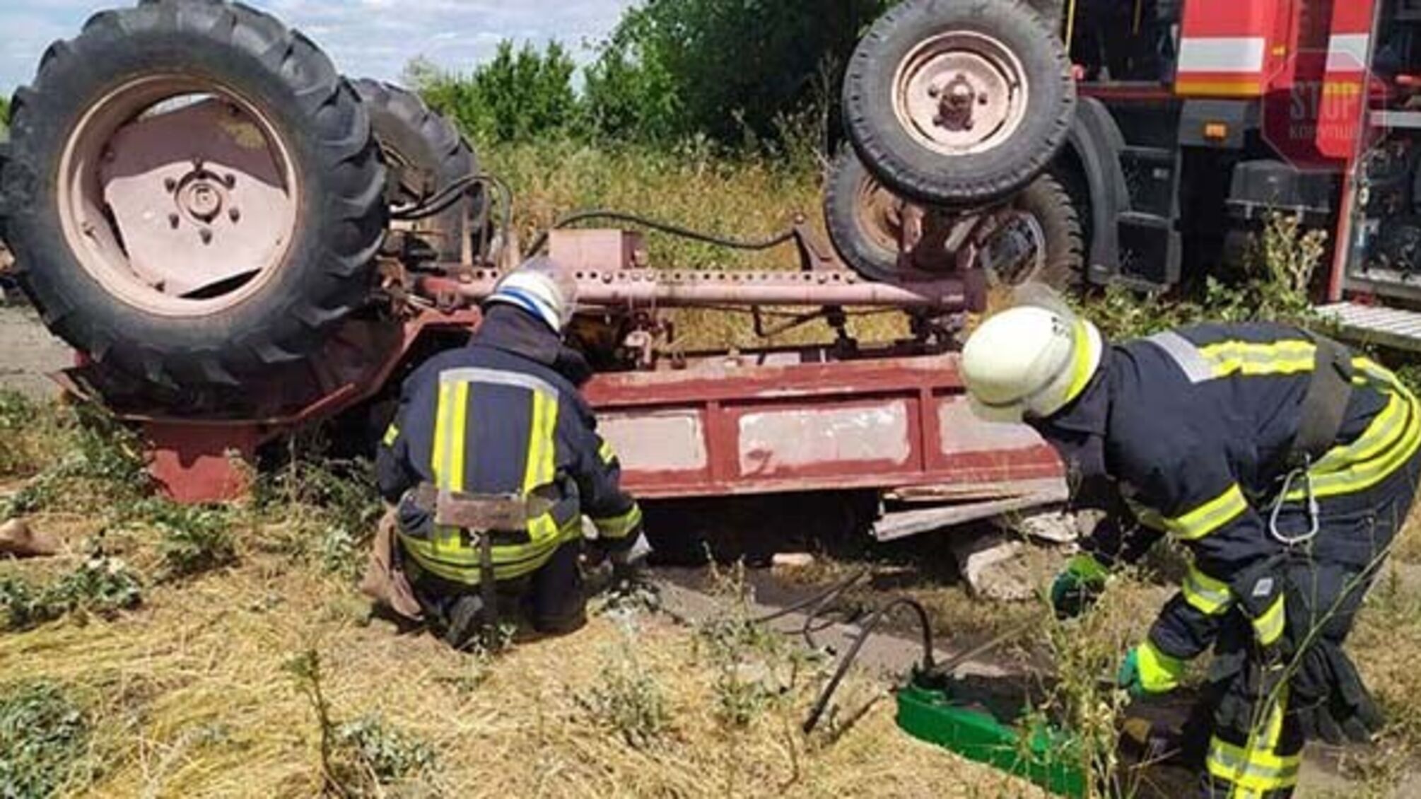 На Дніпропетровщині перекинувся трактор: загинув підліток (фото, відео)