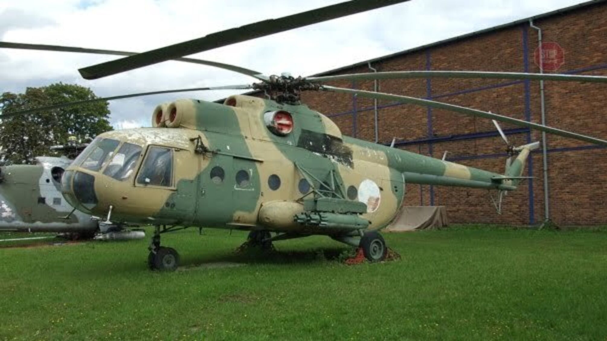 На Харківщині просто на пляжі з вертольоту висадився десант (відео)