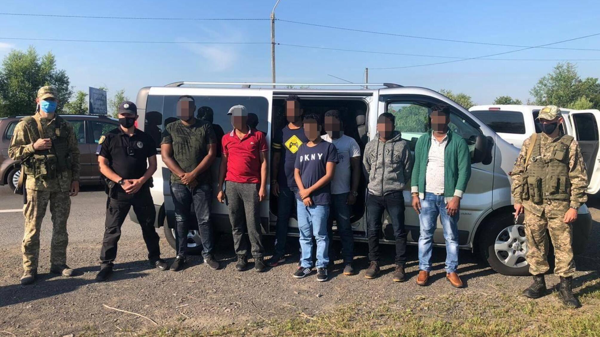 На Закарпатті правоохоронці виявили чергову групу нелегальних мігрантів та їхнього перевізника