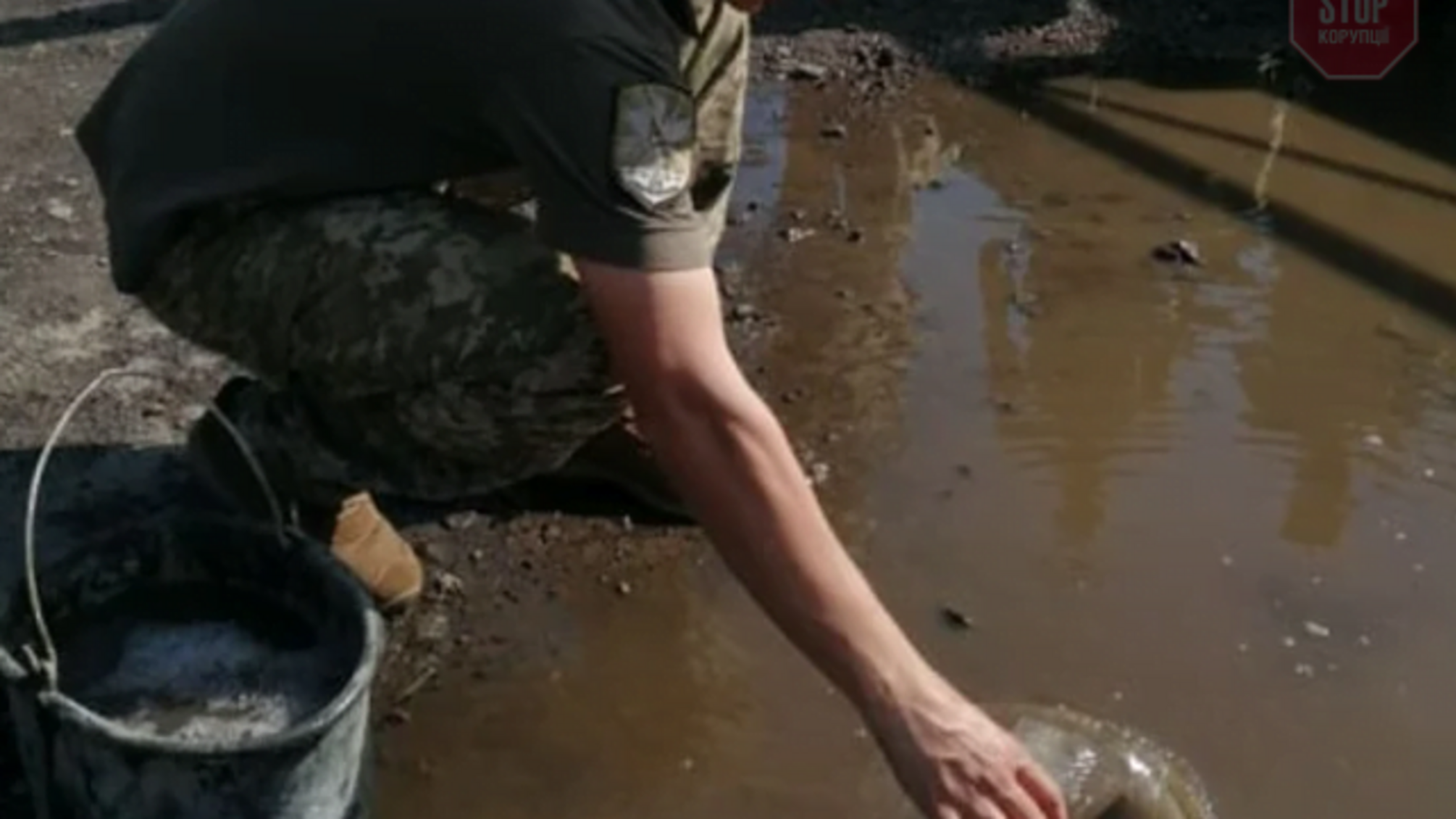 На Волині військових змусили вигрібати воду з калюж перед приїздом Зеленського (фото, відео)