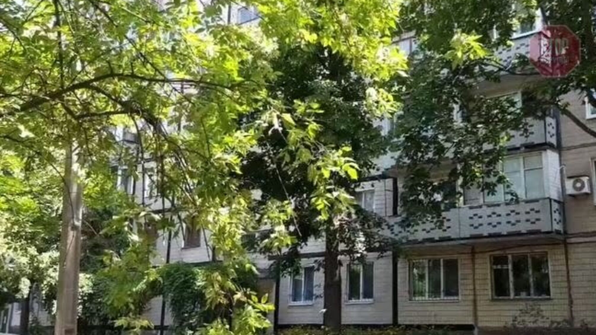 У столиці з восьмого поверху випав чоловік (відео)