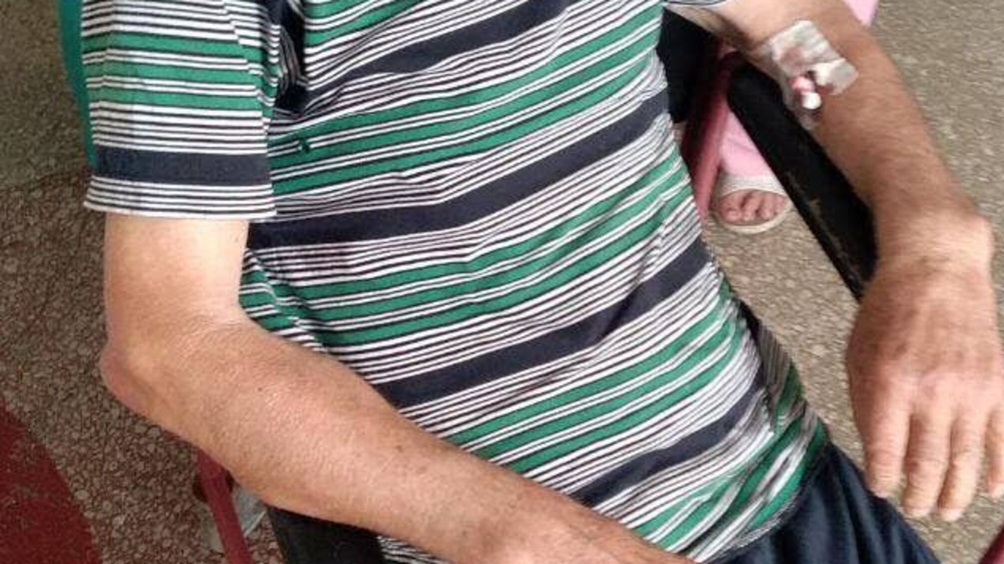 У Дніпрі чоловік з крапельницею в руці втік з лікарні (фото)