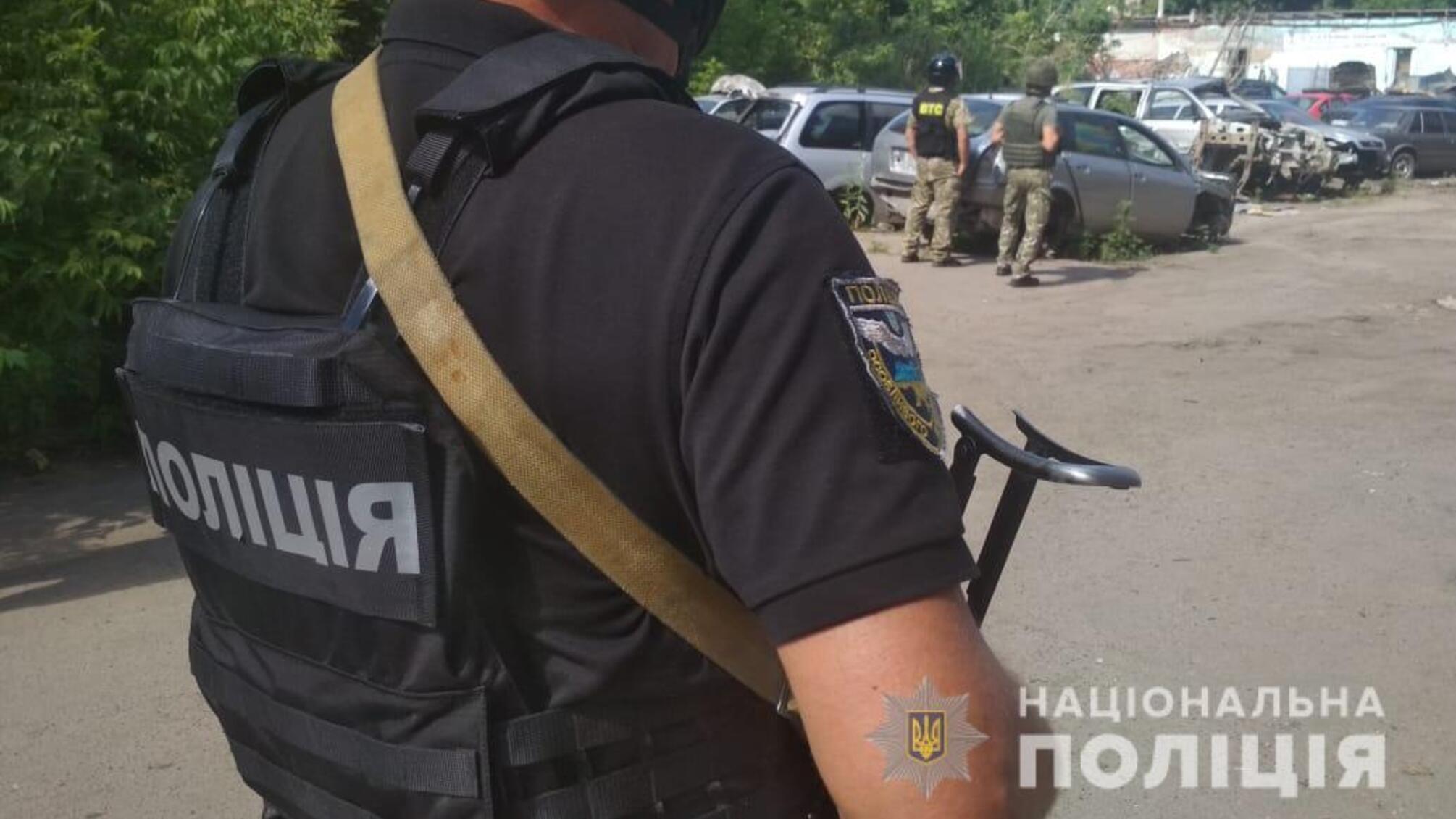 У Полтаві поліція вживає заходи для затримання зловмисника, який погрожує підірвати гранату
