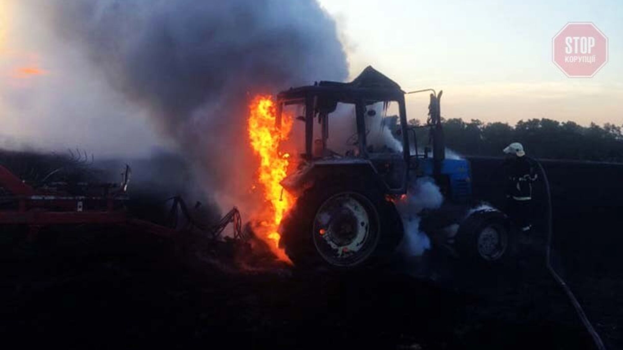 На Дніпропетровщині під час збору врожаю загорівся трактор (фото)