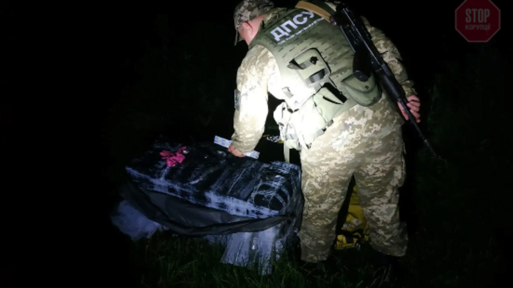 У Закарпатській області контрабандисти намагались переправити сигарети в Угорщину на човні