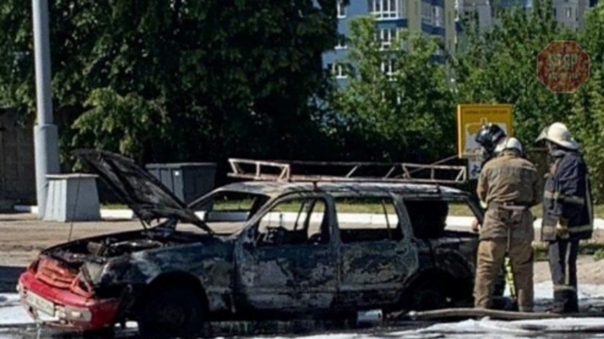 Легковик загорівся під час руху: у Харкові вогнеборці загасили пожежу (фото, відео)