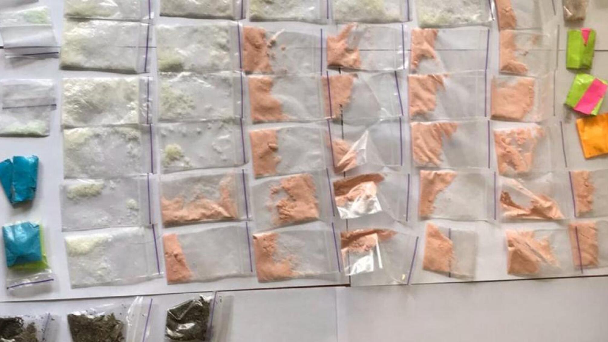 Зберігання наркотиків з метою збуту та 20 000 гривень неправомірної вигоди - оперуповноважений Нацполіції відповідатиме в суді