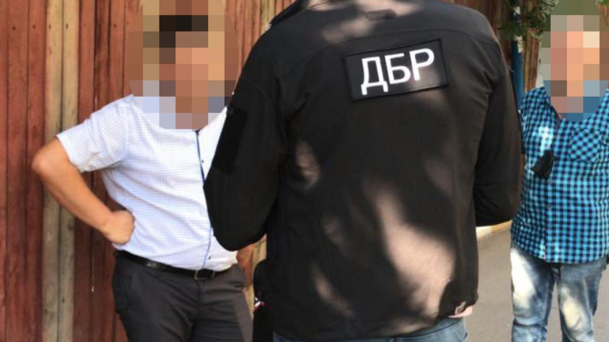 15 000 гривень за зняття майна з податкової застави – ДБР затримало податківця