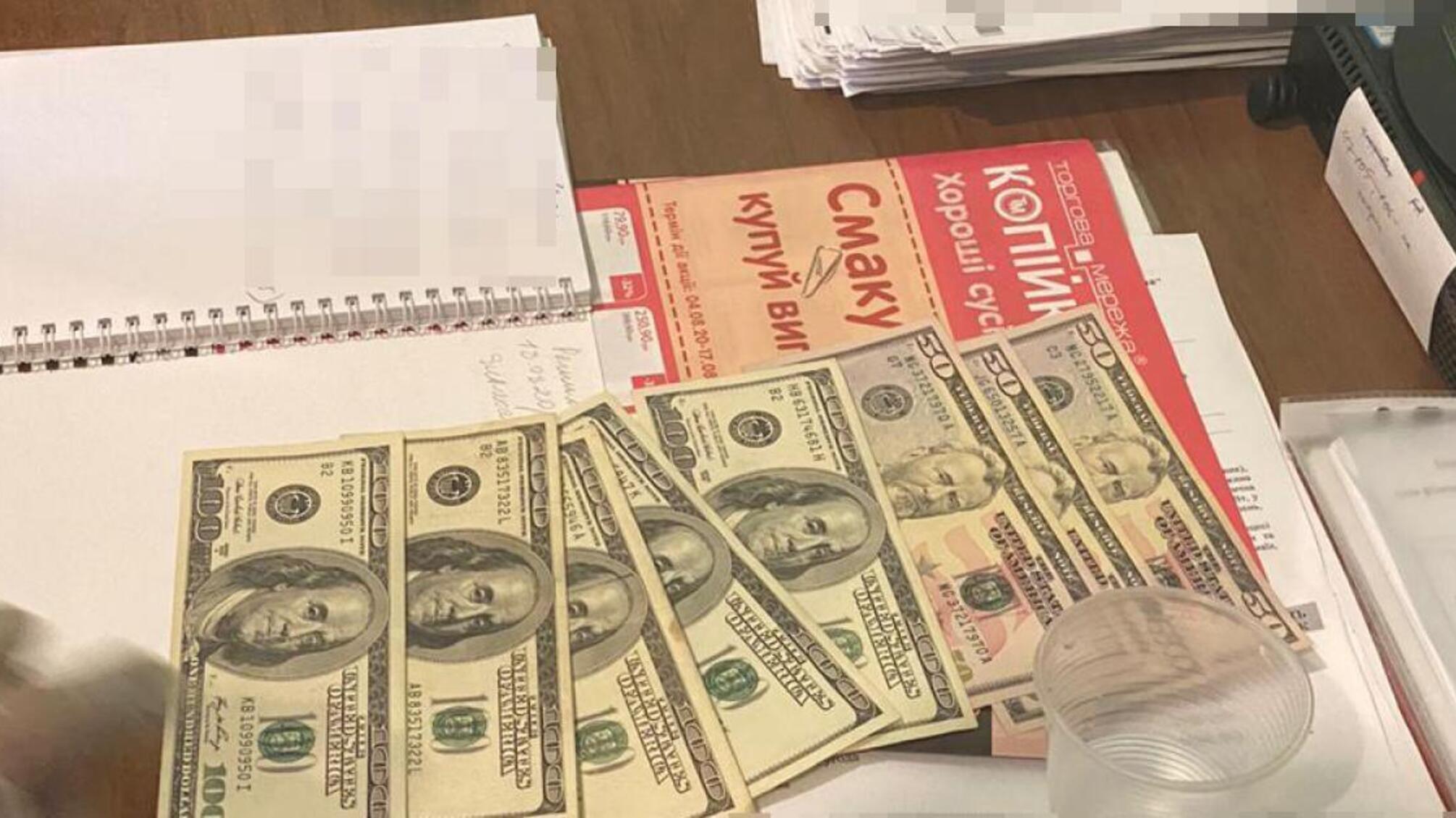 ДБР викрило злочинну групу, яка вимагала хабар за митне оформлення транспортних засобів з ЄС