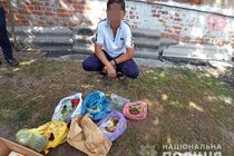На Харківщині поліція затримала людину з десятком пакетів з наркотиками (фото)