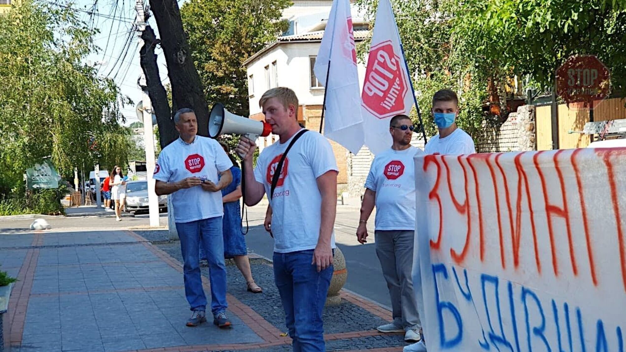 У Вінниці мітингувальники прийшли з протестом в обласну прокуратуру (фото)