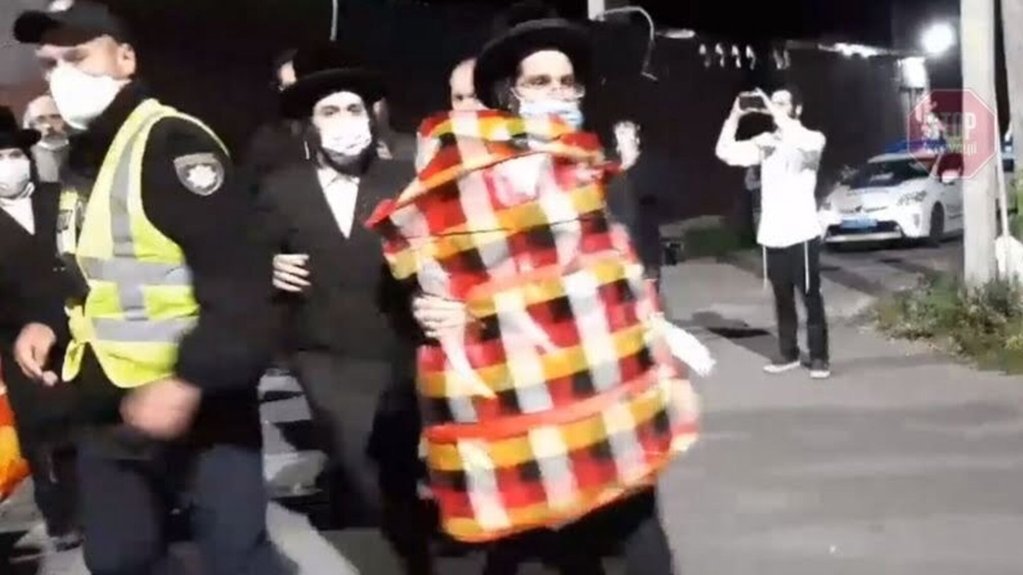 “Це наш дім! Йдіть звідси!”. В Умані місцеві не пустили хасидів