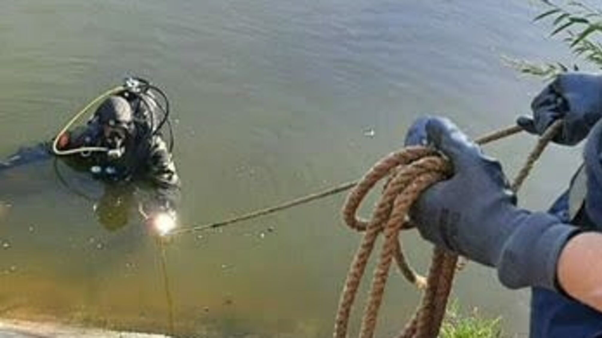 У столиці рятувальники дістали із водойми тіло дитини