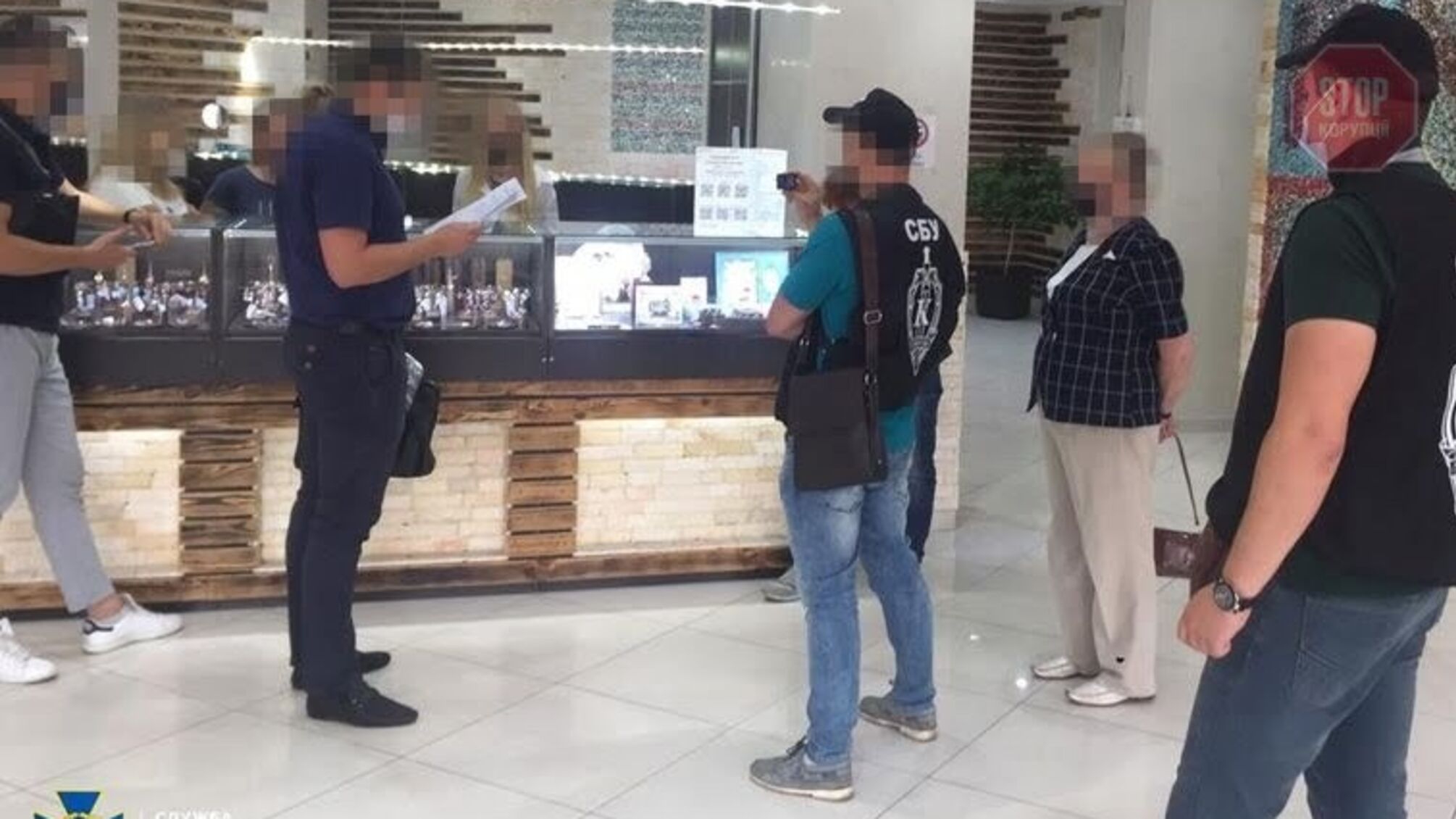 СБУ викрила фінансову піраміду 'B2B jewelry': вкладники намагаються повернути гроші