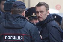 Поліцейських більше, ніж лікарів, — прессекретар ФБК заявила, що Навальний впав у кому