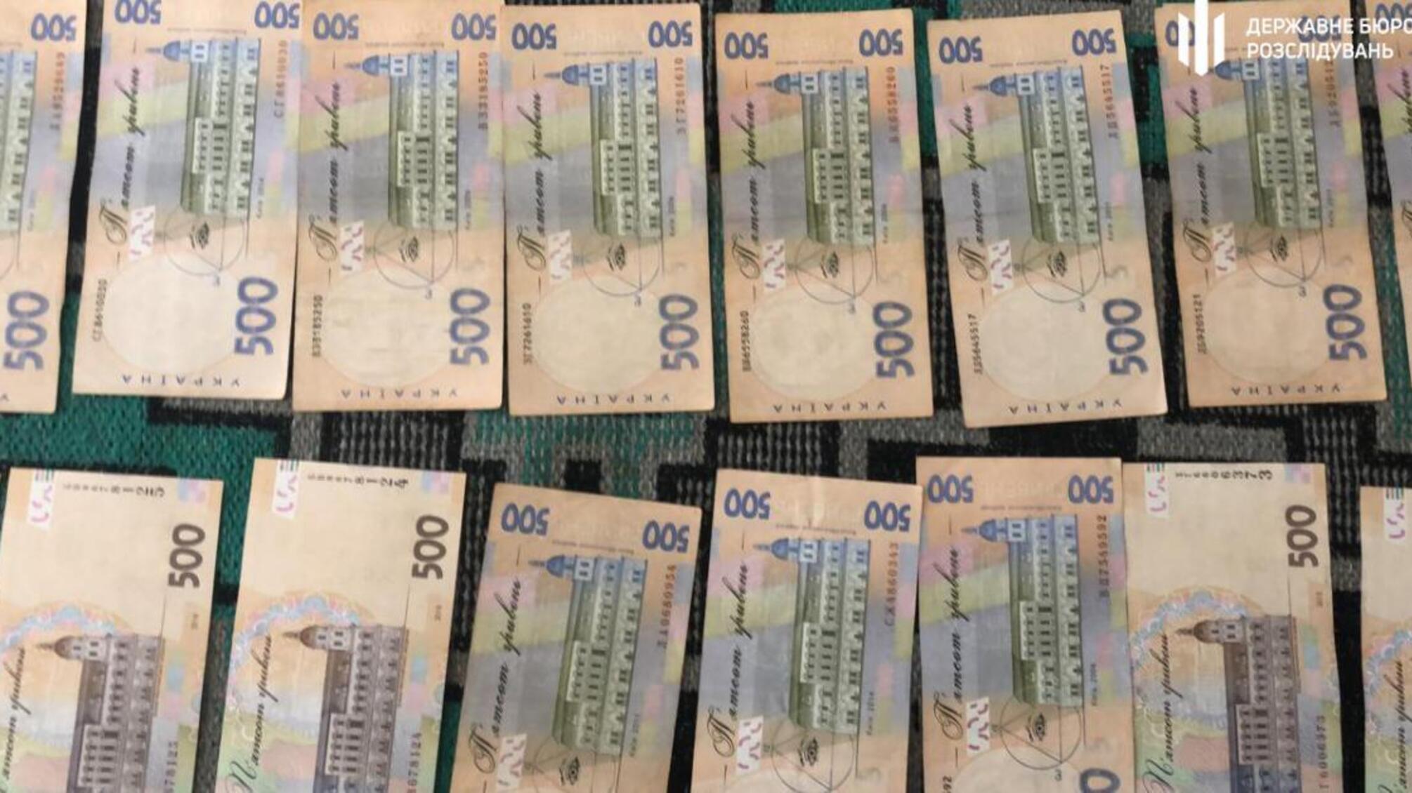 Майже мільйон гривень «на відкатах» за медичні маски для військовослужбовців: ДБР викрило посадовців ЗСУ та працівника Кабміну (ВІДЕО)