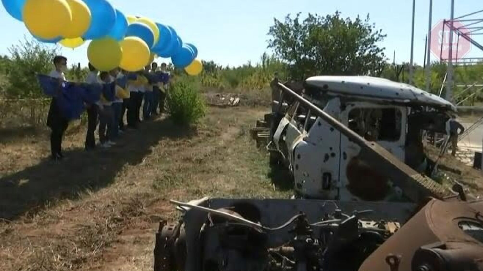 Під Донецьком активісти запустили прапор України