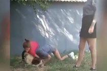 На Дніпропетровщині група школярок сильно побили дівчинку-підлітка (відео)