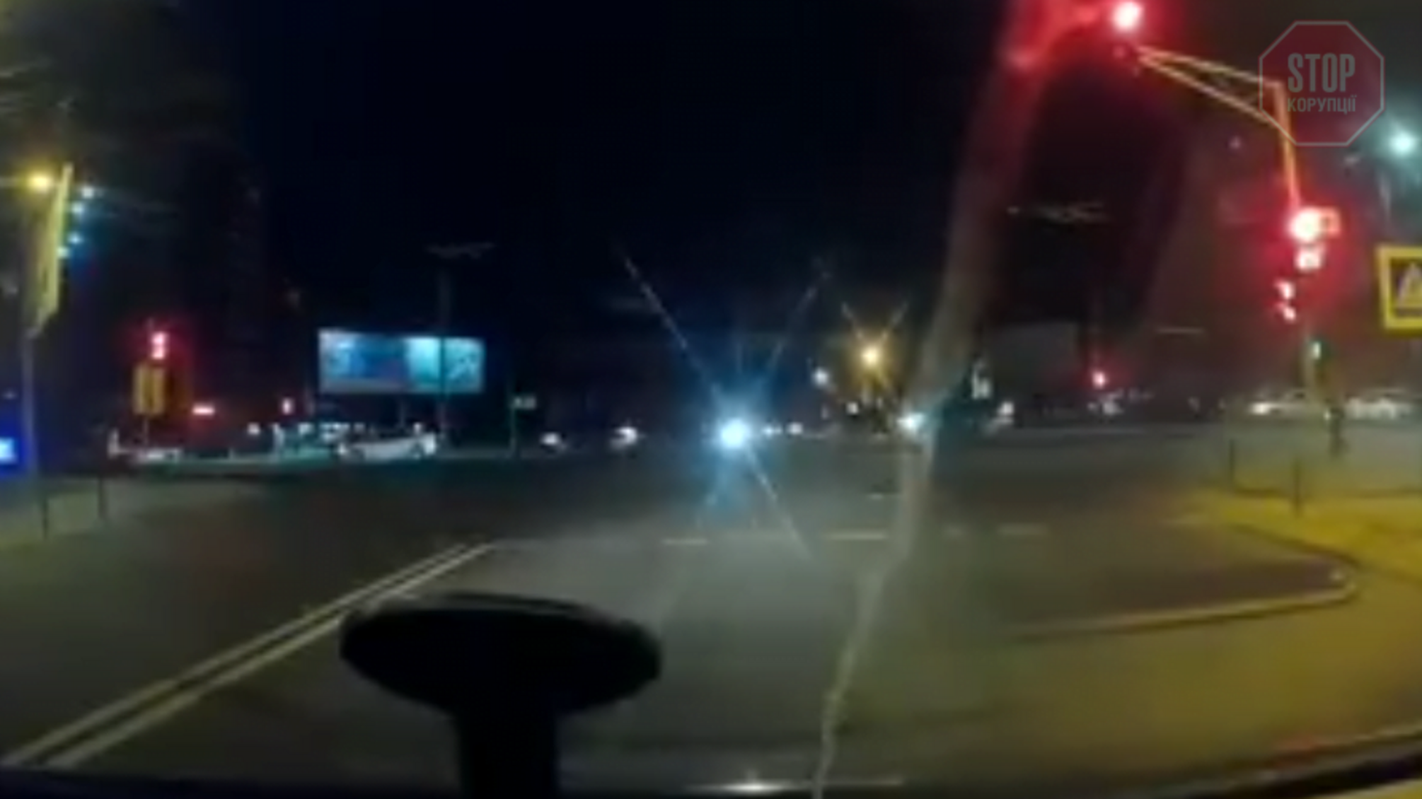 У Львові автівка влетіла у зупинку громадського транспорту (відео)