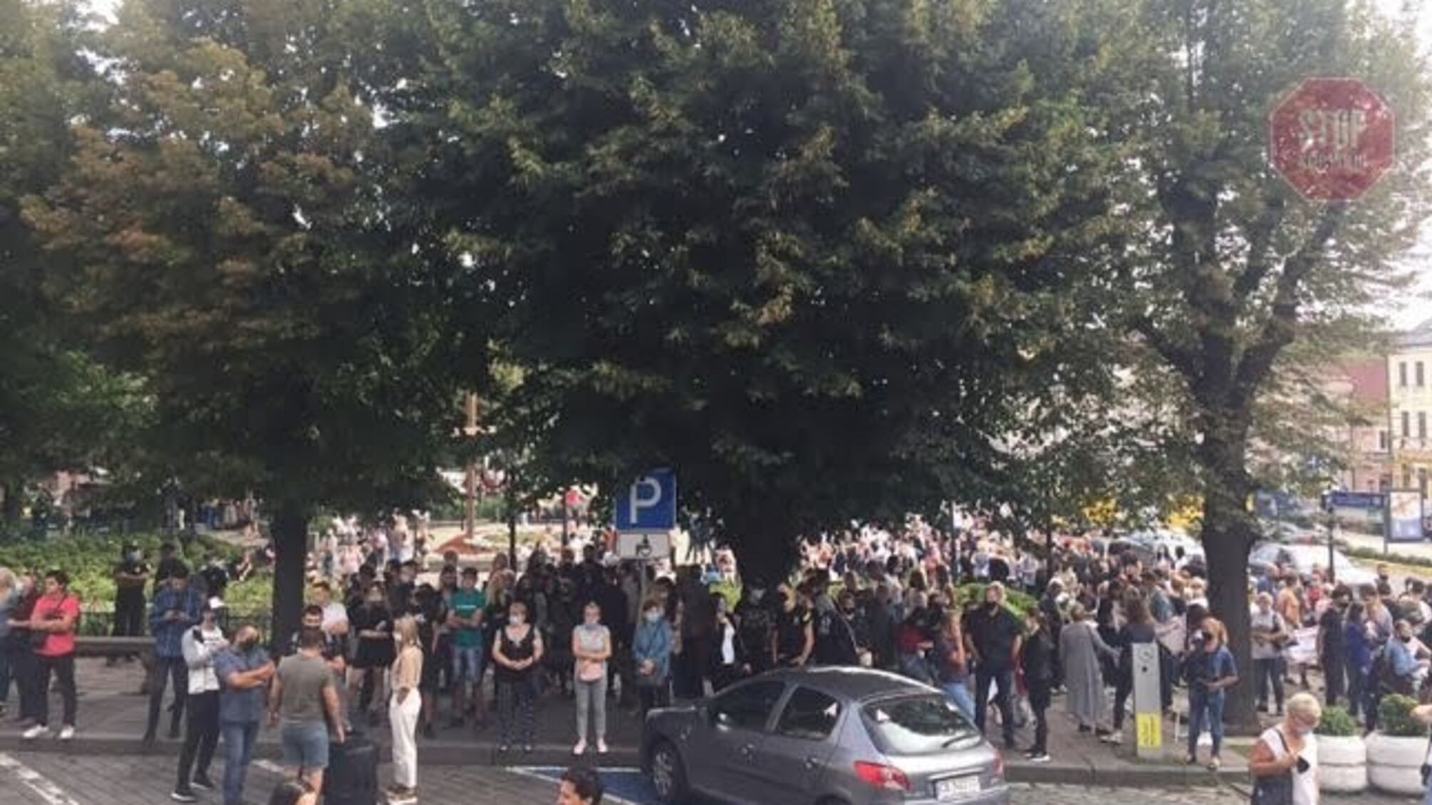 Дайте змогу дітям навчатися, - у Чернівцях люди протестують проти “червоної зони”