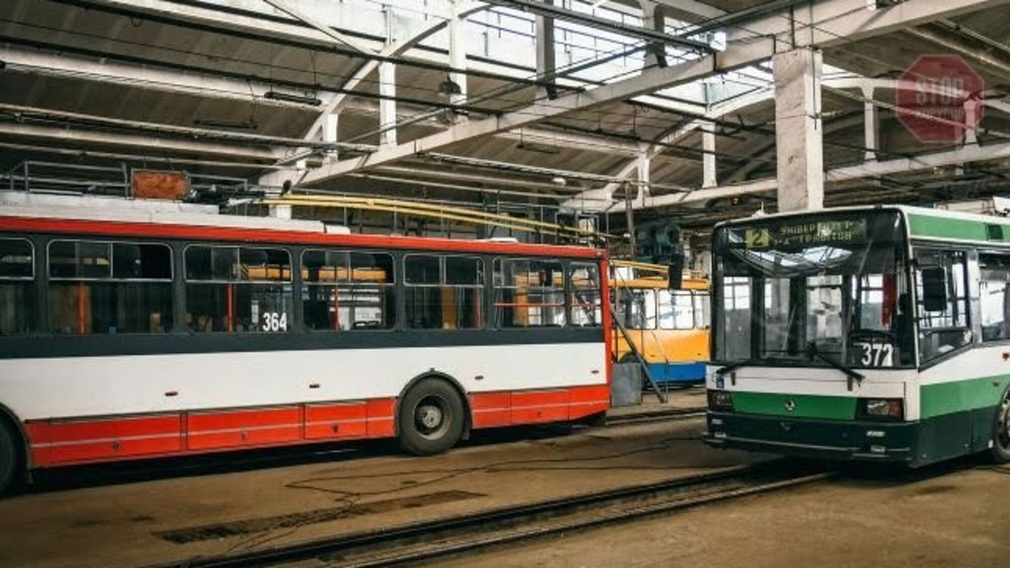 Війна поліції проти чернівецьких депутатів: правоохоронці зупинили курсування тролейбусів у Чернівцях