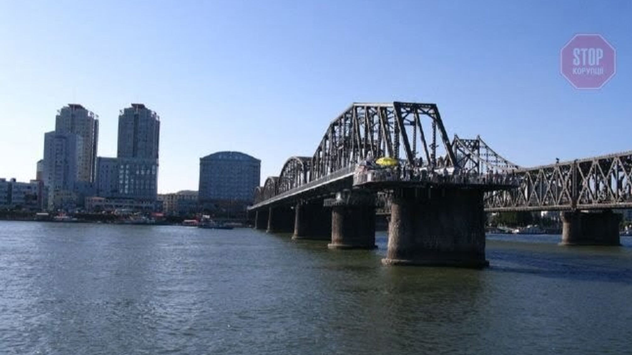 КНДР дозволила стріляти в людей, щоб не пустити коронавірус в країну.