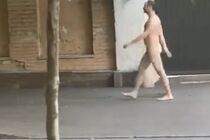 Голяка по центру: чоловік прогулювався столицею без одягу (відео)