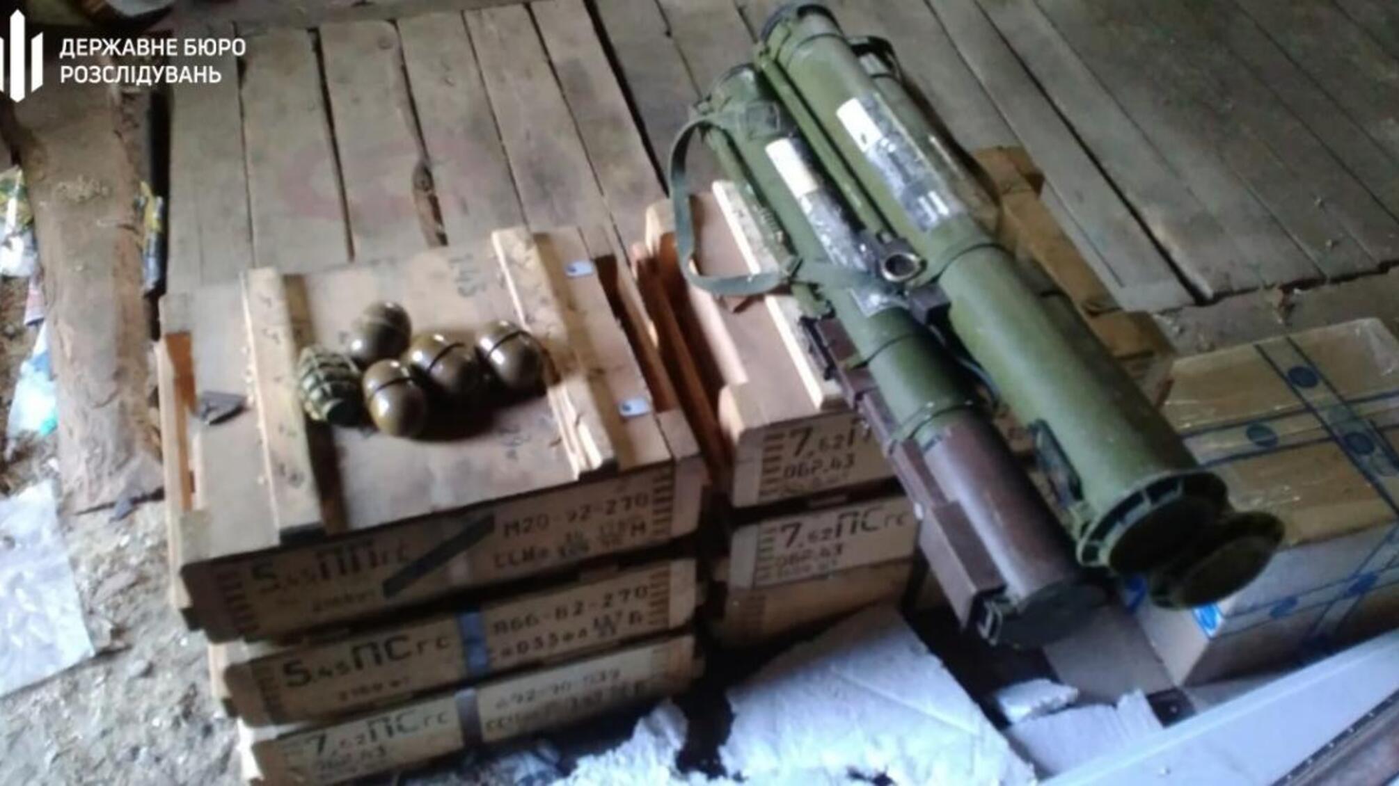 ДБР викрило посадовця Служби зовнішньої розвідки та колишнього прикордонника на вивезенні боєприпаси з району проведення ООС