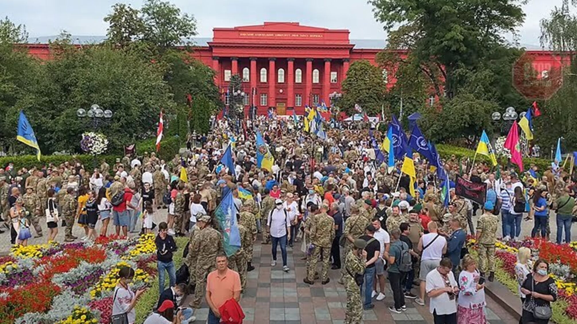 У центрі Києва відбувається Марш захисників (фото)