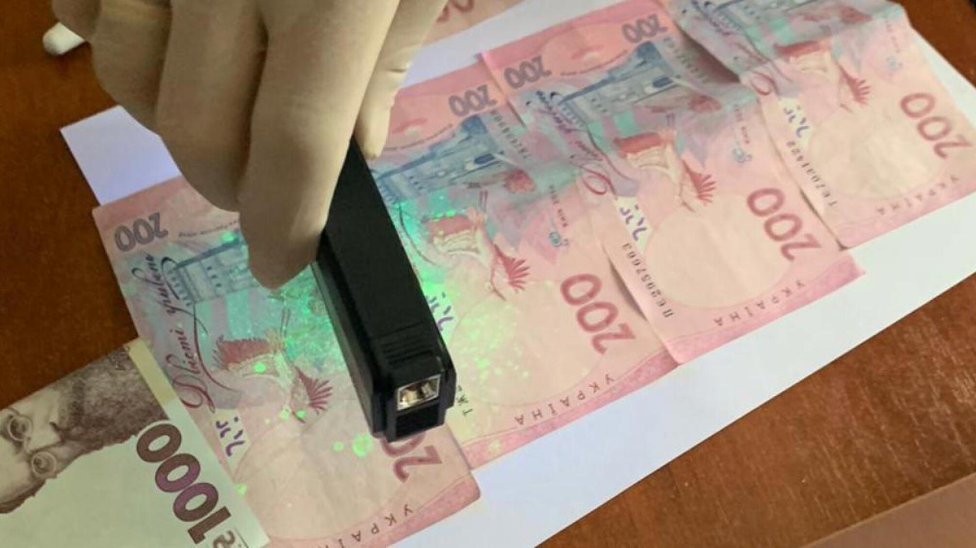 Хабарі за оформлення документів для виїзду за кордон: ДБР затримало одного з керівників Тячівського РВ ГУ ДМС України в Закарпатській області