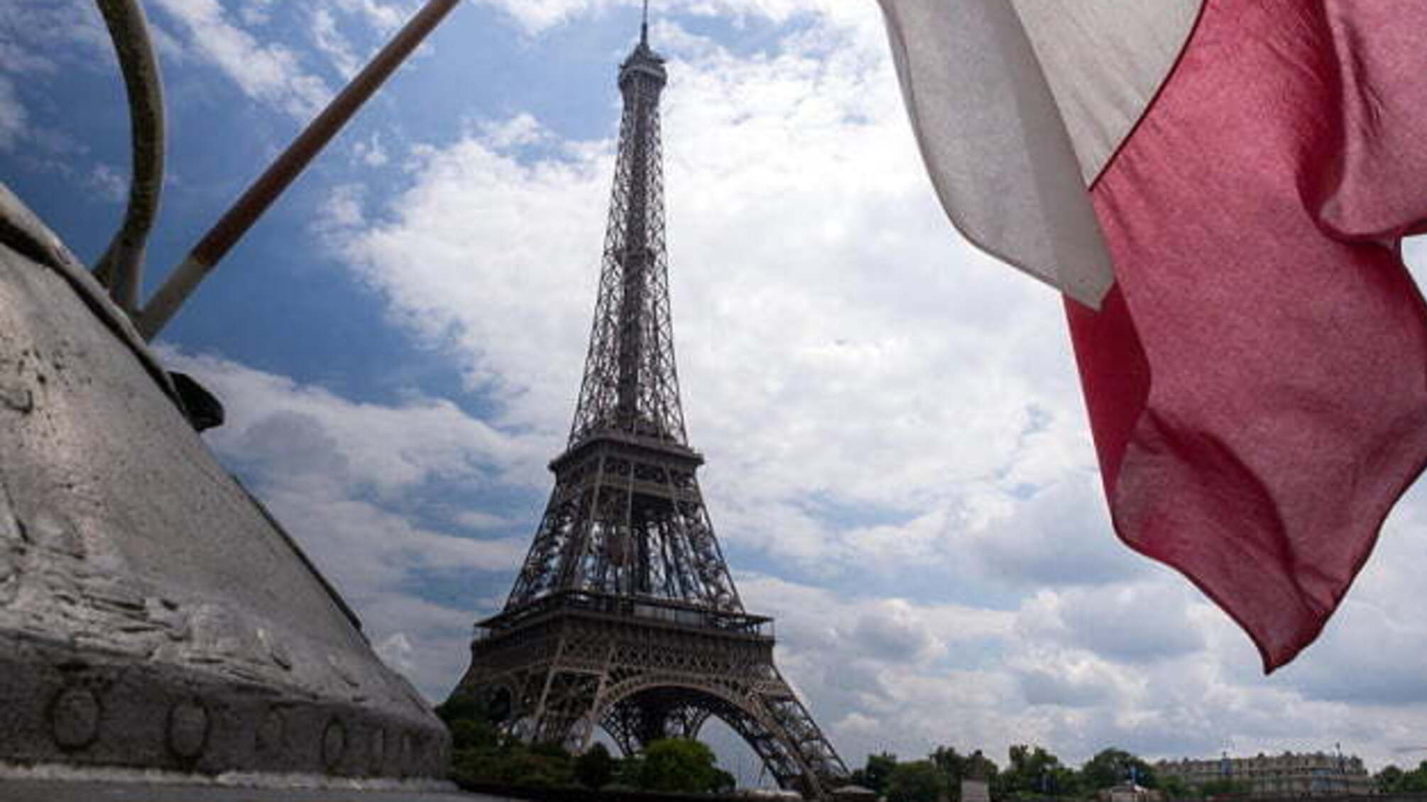 Уряд Франції збільшив допомогу до початку навчального року 3 мільйонам сімей