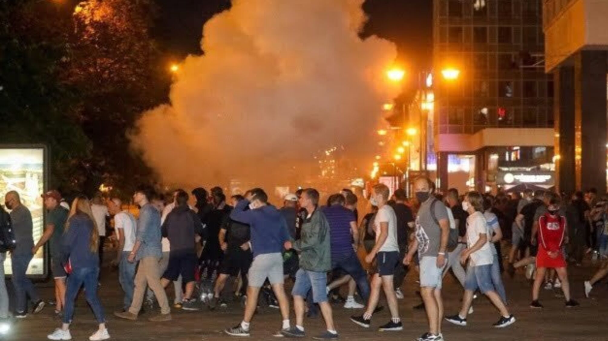 Протести в Білорусі: силовики стріляють у людей, у відповідь в них летять салюти