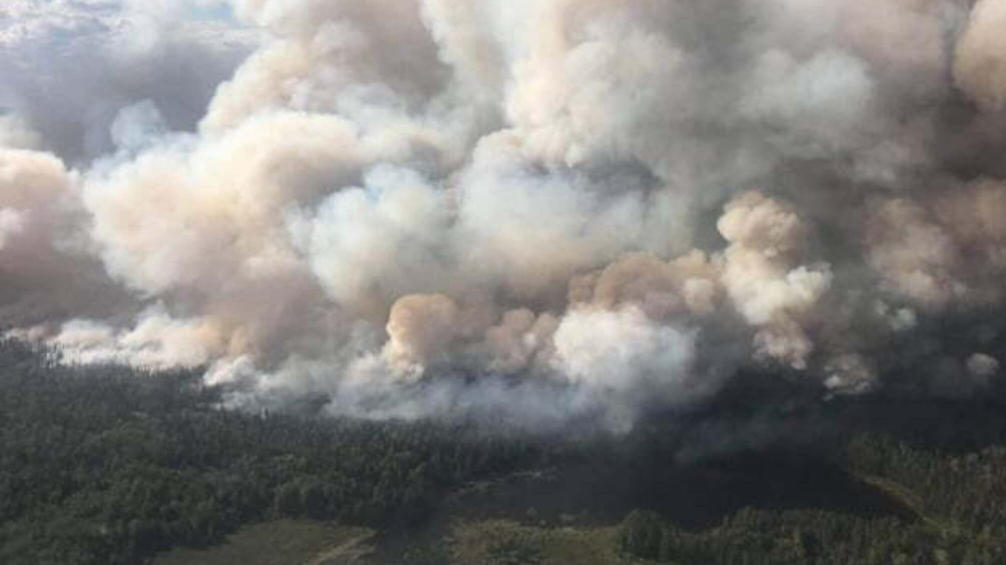 Лісова пожежа у Канаді загрожує більш як 4 тисячам людей