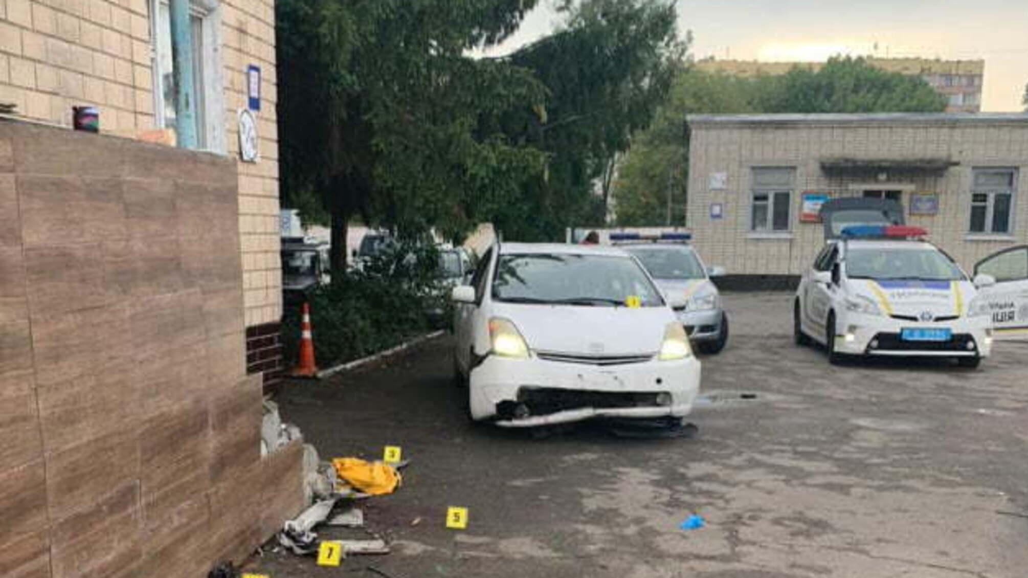 У Києві на території військового коледжу п'яний водій скоїв наїзд на трьох курсанток